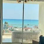 Blue Shades By The Coast Apartment *