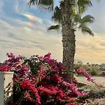 Blue Shades By The Coast דירה