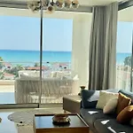 Blue Shades By The Coast פמגוסטה