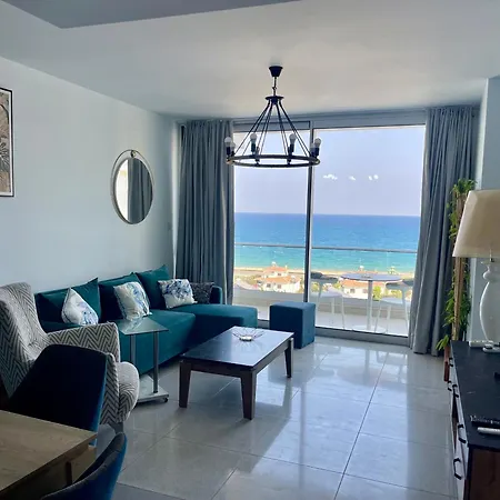 Blue Shades By The Coast דירה